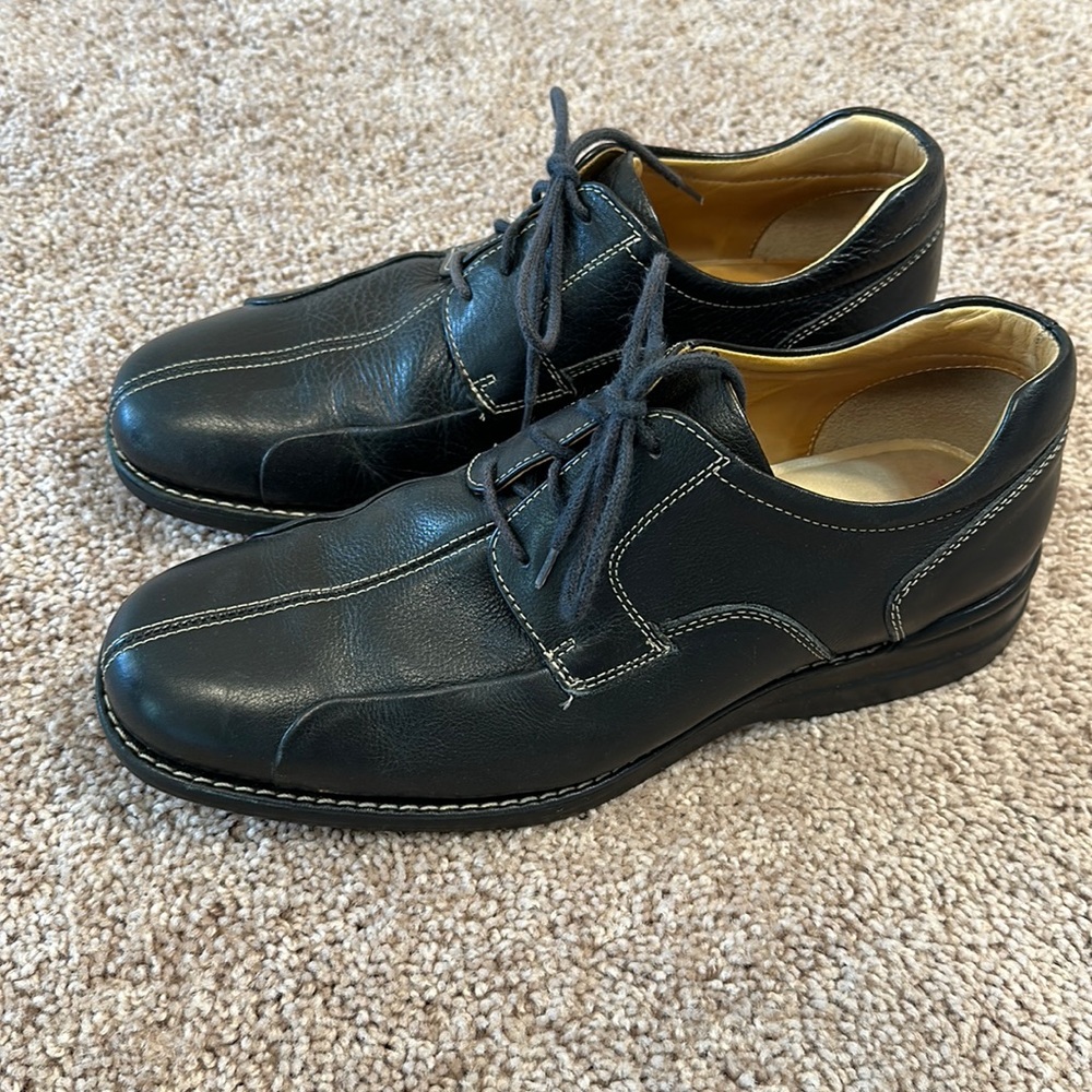 Johnston & Murphy sheepskin leather black lace-up dress shoes. Size 9.5M.